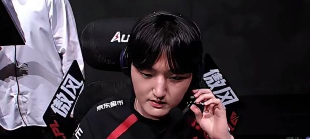 贝博-Doinb连续五场比赛得分超过锐不可当，TES不断突破！气势如虹延续(doinb都在哪个战队打过)