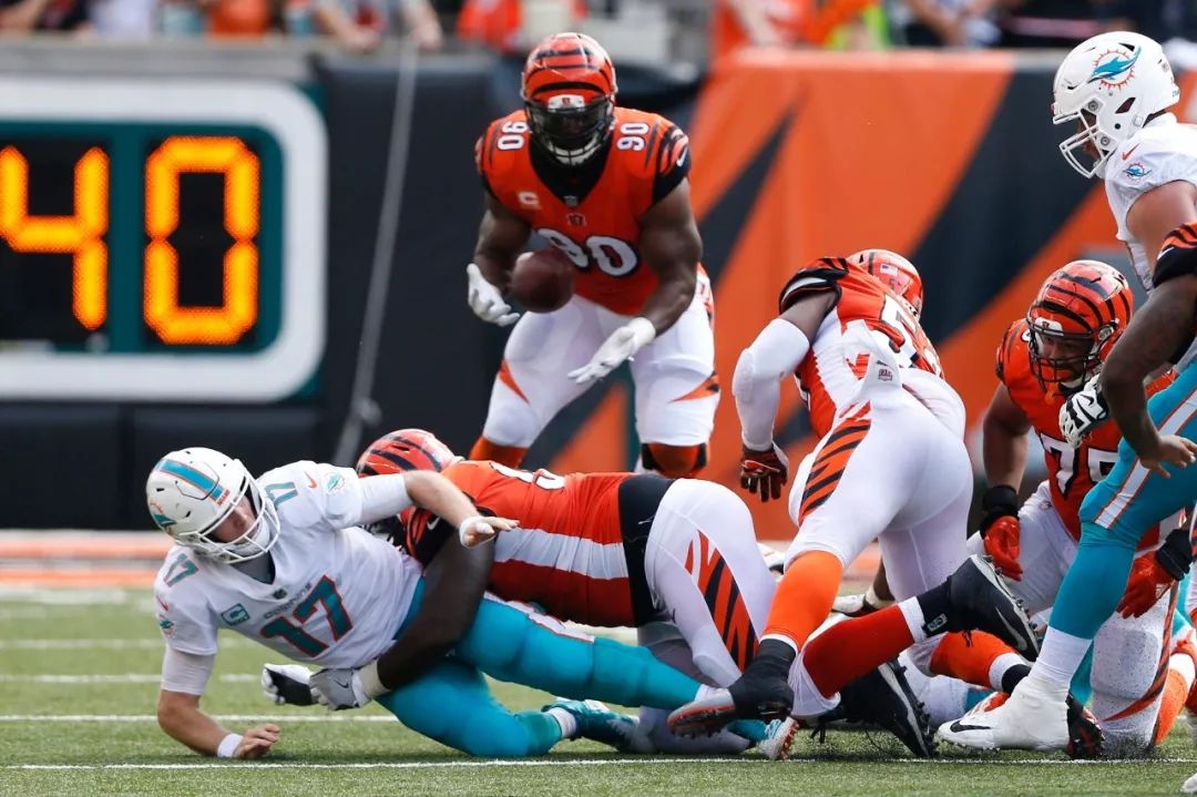 泰山雪豹队鏖战闽南暴熊队，橄榄球友谊赛小胜，替补奇兵立功。防守强度拉满(泰山雪豹双十支)