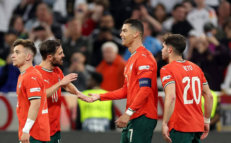 冲浪常规赛上演强强对话，徽州貔貅队大胜徽州灰熊队，战术调整见效；门前嗅觉决定胜负(互联网冲浪金牌选手什么意思)