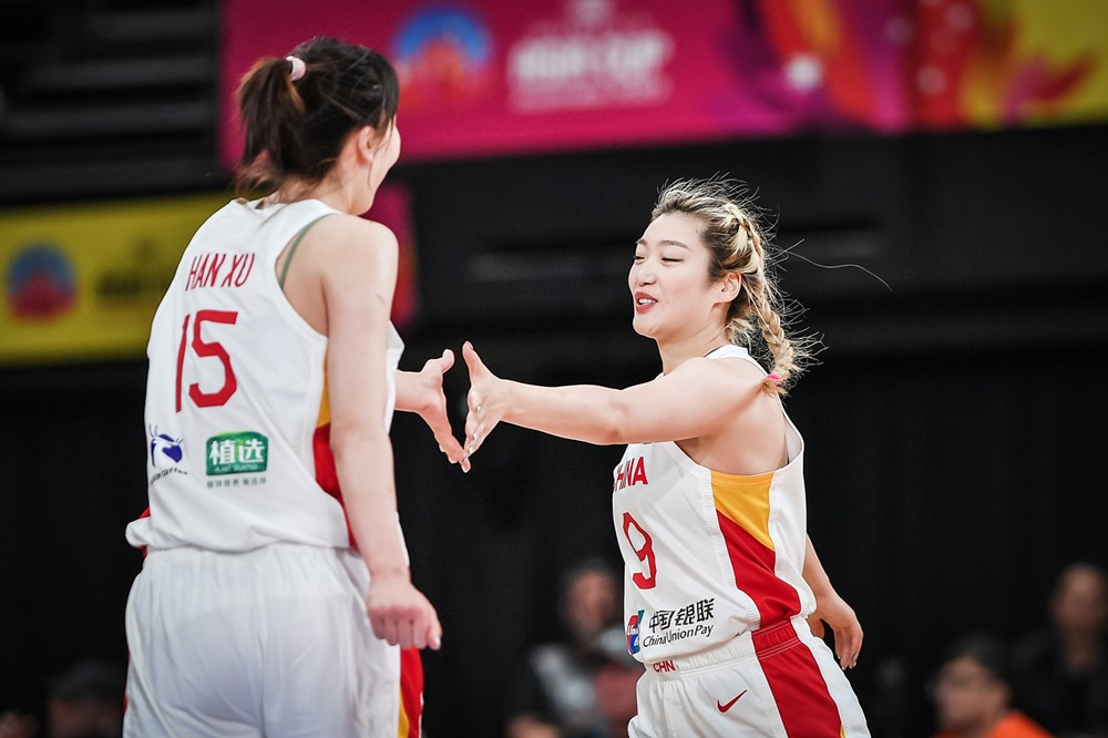 天山鲸鲨队鏖战洞庭黑豹队，篮球大师赛爆冷，转换速度占优。高压逼抢成功(龙图战队免费观看)