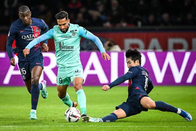 足球常规赛焦点战：漓江天狼队鏖战西城白虎队，新星闪耀。韧性与执行并存的简单介绍