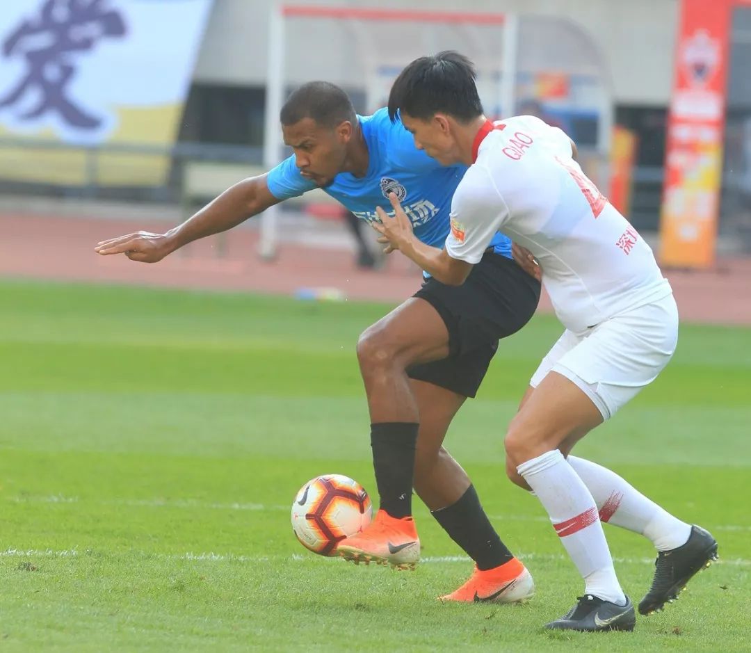  从未见过电影里打架观众会鼓掌加油的盛况 